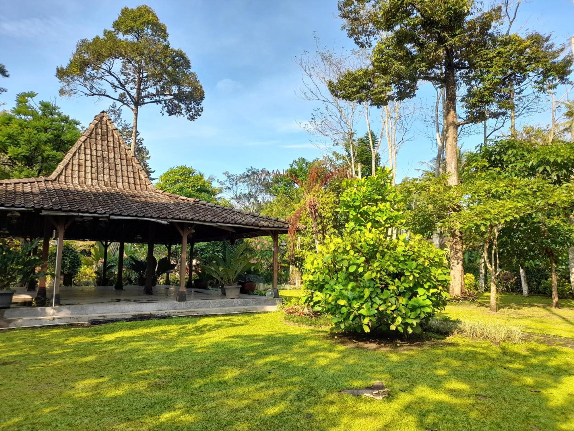 Hotel Ndalem Nitihardjan à Magelang Extérieur photo