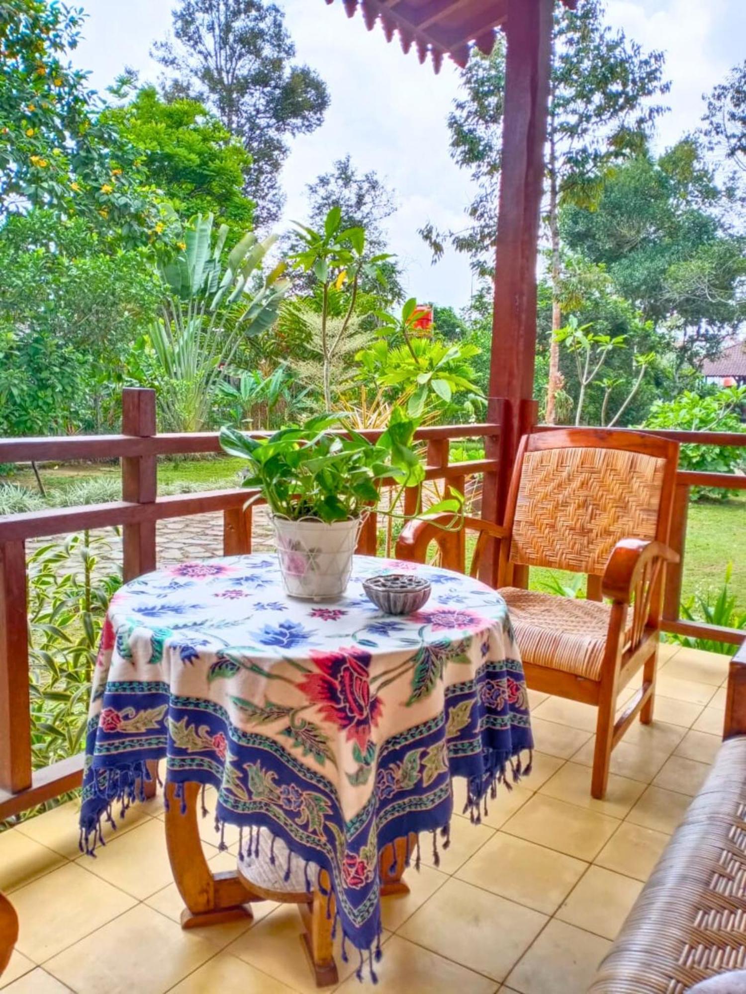 Hotel Ndalem Nitihardjan à Magelang Extérieur photo